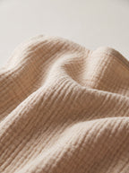 Stoffdetail der MUSSELO Musselin-Decke – offen gewebte Musselinstruktur